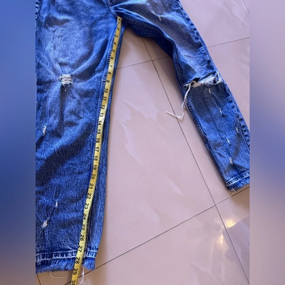 Abercrombie & Fitch The Mom High Rise Blue Jeans Distress Size 28/ 6L Pocket Zip